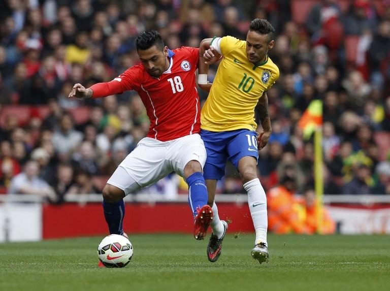Neymar &eacute; ca&ccedil;ado dentro de campo