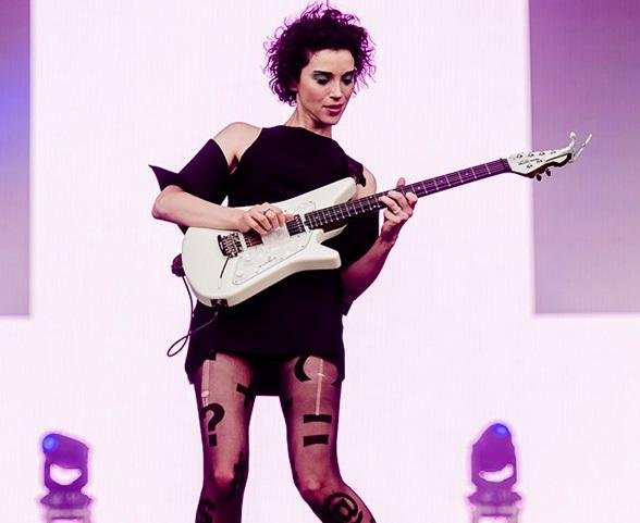 A americana St. Vincent hipnotizou o p&uacute;blico em um show teatral e cheio de vontade