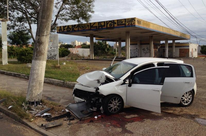 Poste foi danificado com a batida