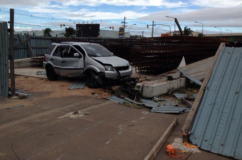 Ve&iacute;culo derrubou estrutura de concreto