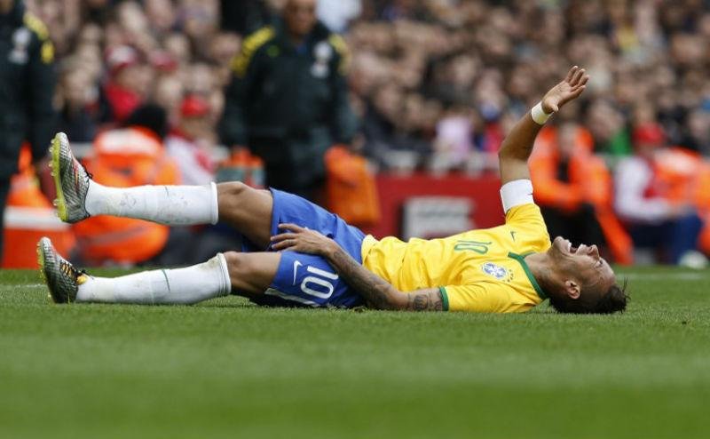 Neymar critica pis&atilde;o de chileno Medel