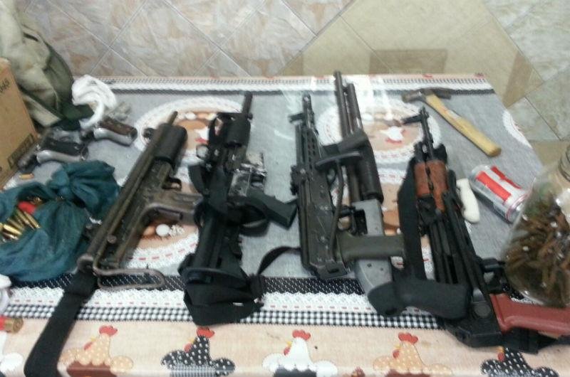 Policiais paranaenses apreenderam armamento potente com a quadrilha 