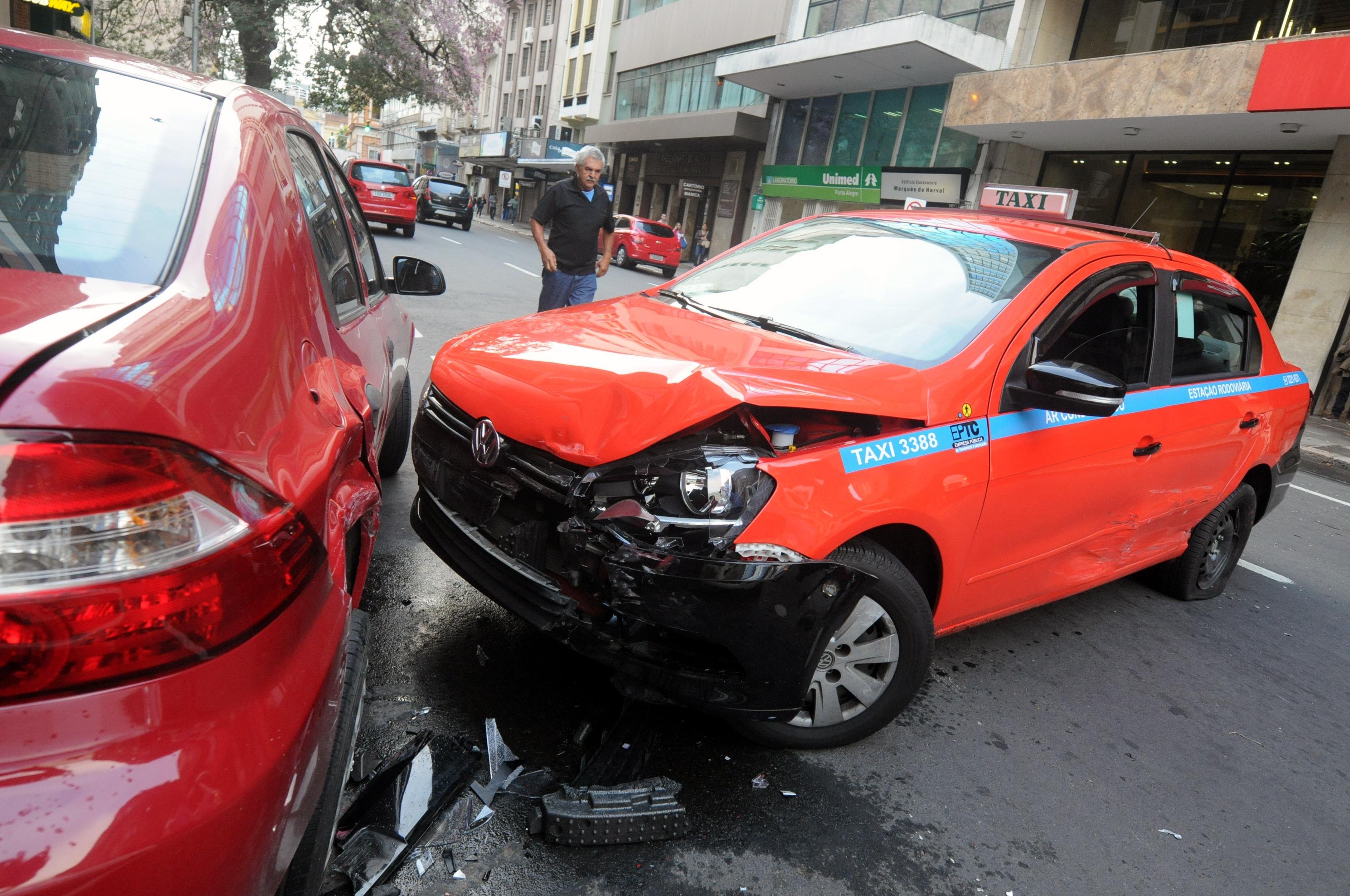 Colis&atilde;o entre dois ve&iacute;culos e t&aacute;xi causa transtorno em Porto Alegre