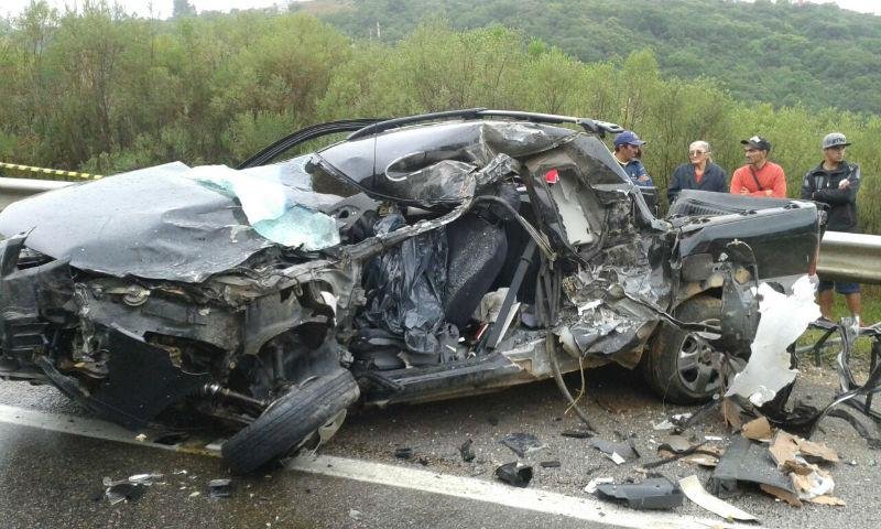 Colis&atilde;o entre caminhonete e carreta mata homem em Cangu&ccedil;u