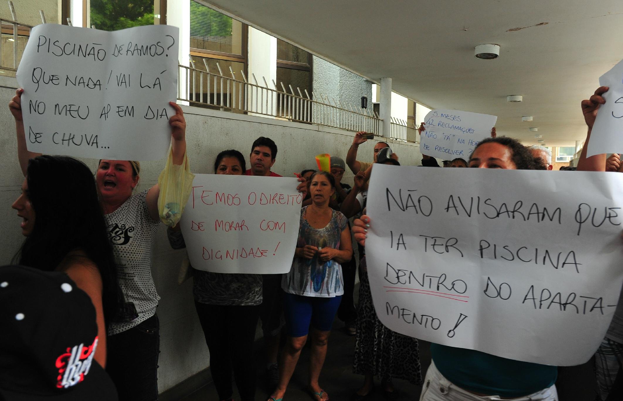 Moradores relatam que a Esta&ccedil;&atilde;o de Tratamento de Esgoto constru&iacute;da dentro do residencial est&aacute; inoperante