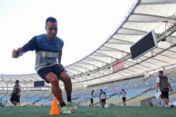 Sem jogar desde 2013, Daniel Carvalho treina no Botafogo