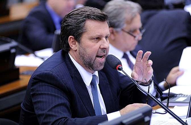 Texto de parlamentar do PSDB gera pol&ecirc;mica no Congresso