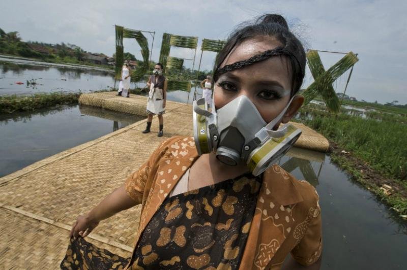 Modelos vestidas com roupas de marca, botas de borracha e m&aacute;scaras de g&aacute;s desfilaram na Indon&eacute;sia