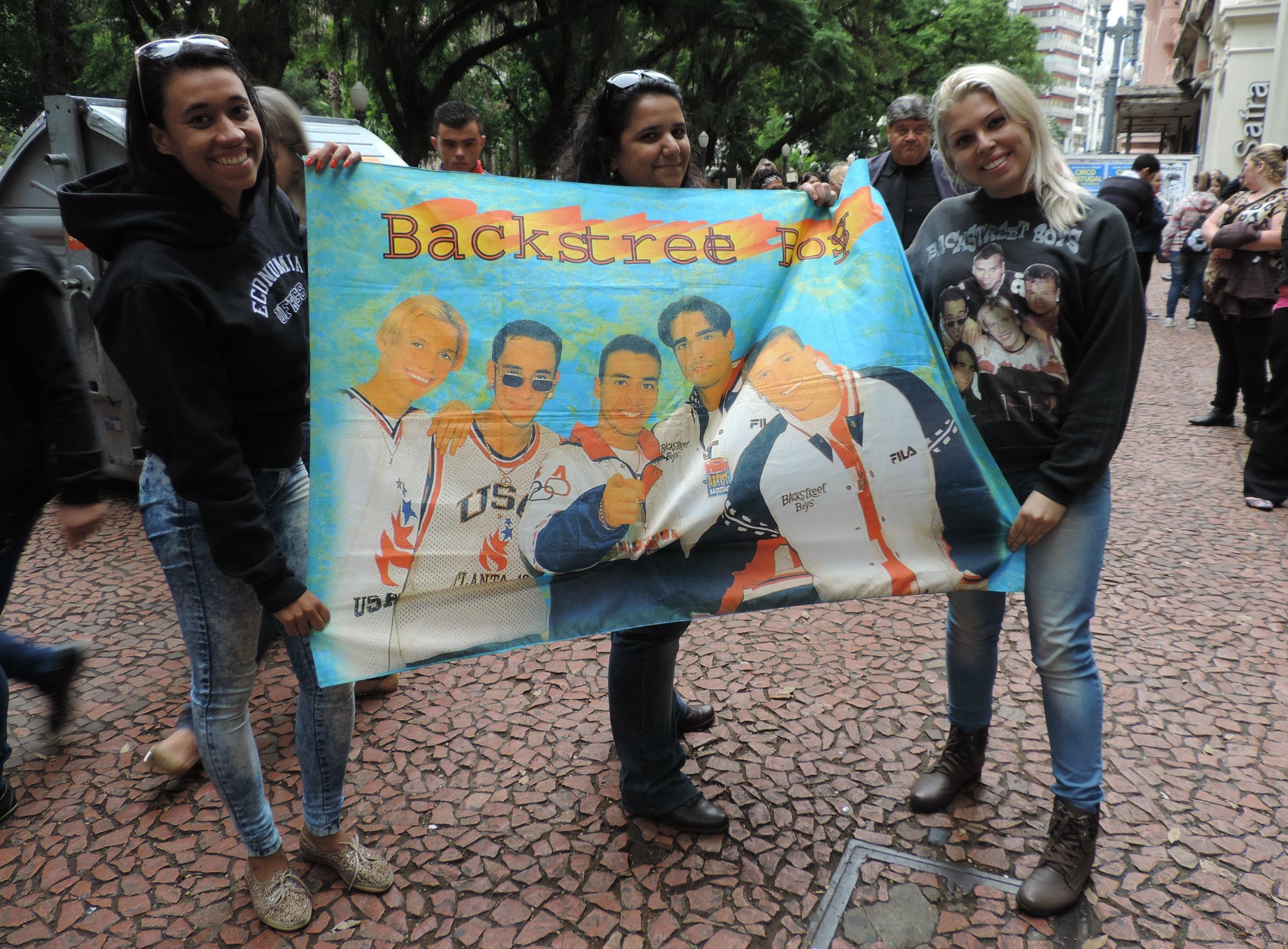 Tha&iacute;se Santos, Mar&iacute;lia Montin e Priscila Brunett chegaram &agrave;s 20h de segunda ao Centro para adquirir o ticket pessoalmente