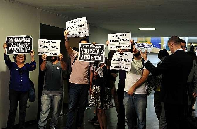 Manifestantes protestam contra vota&ccedil;&atilde;o na CCJ