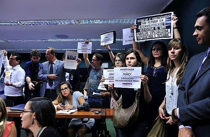 Vota&ccedil;&atilde;o foi marcada por protestos
