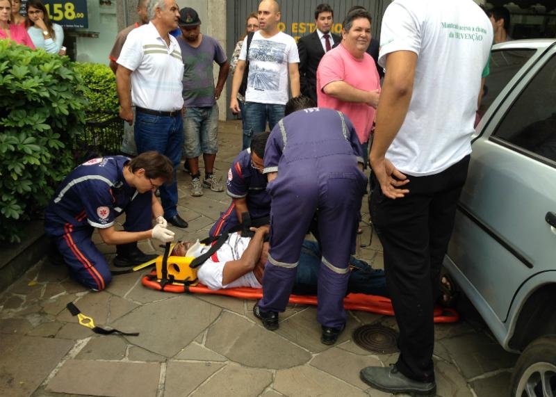 Ve&iacute;culo sem motorista atropelou homem na Capital