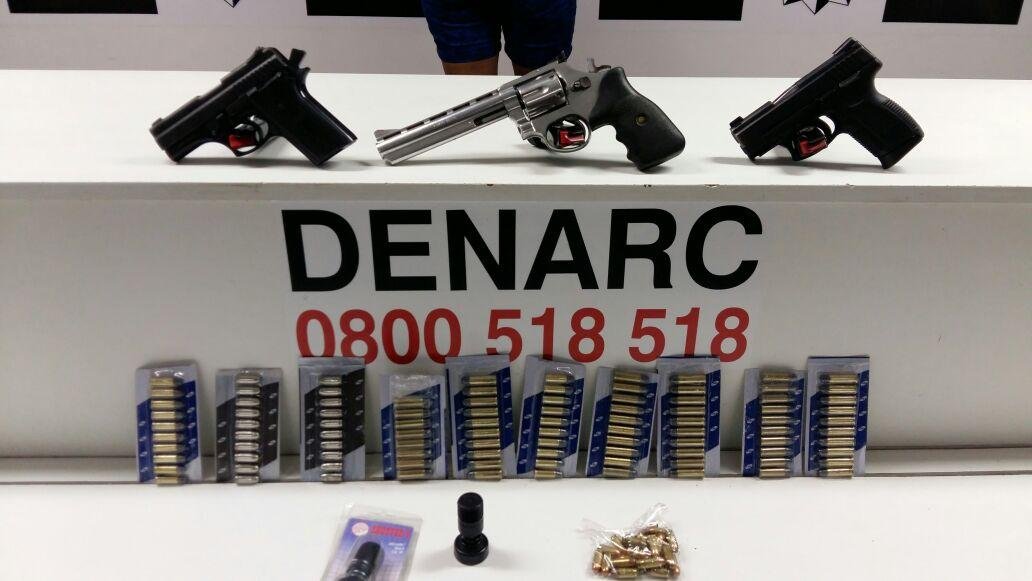 Foram localizadas duas pistolas calibre 380 e um rev&oacute;lver 38