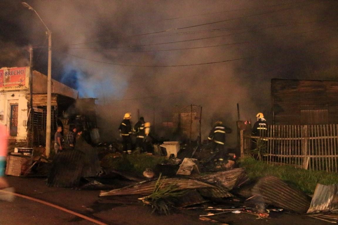 Chamas atingiram quatro casas na divisa entre Rivera e Santana do Livramento