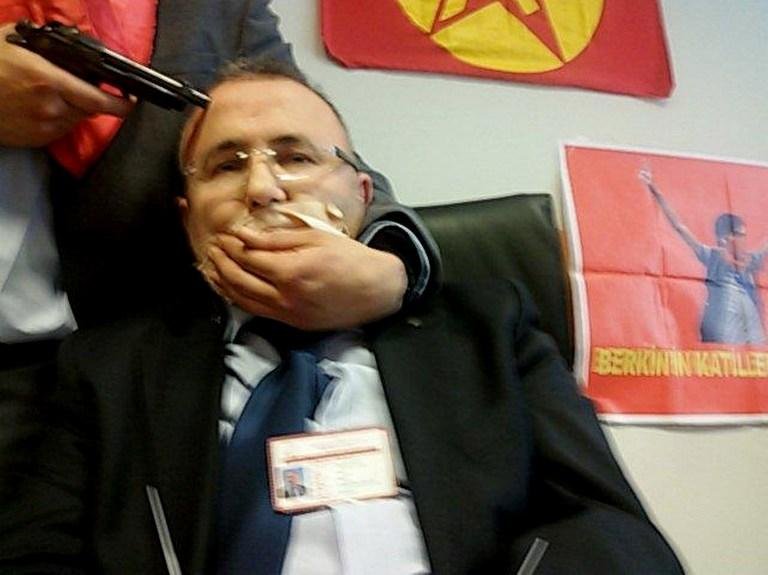 Turquia prende 22 supostos radicais ap&oacute;s sequestro de juiz