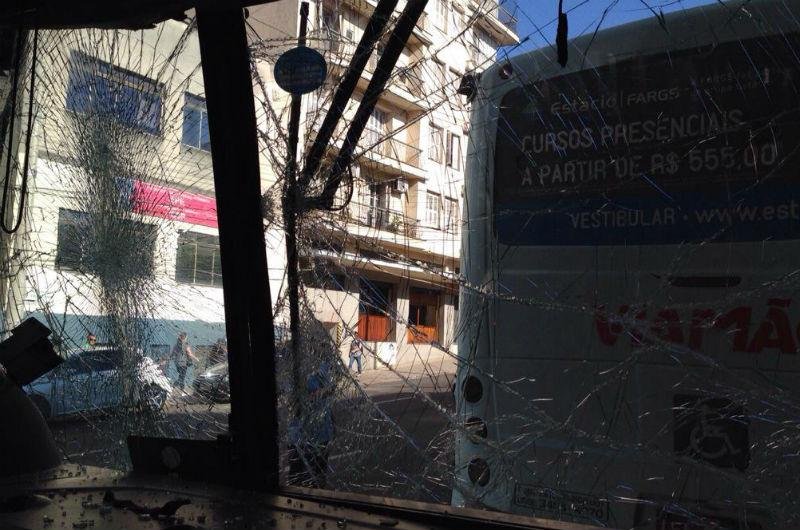 &Ocirc;nibus da linha Santa Maria, do cons&oacute;rcio Unibus, coldiu na traseira do coletivo da linha Caporor&oacute;ca da empresa Viam&atilde;o