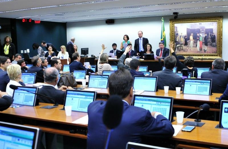 Redu&ccedil;&atilde;o da maioridade penal exp&otilde;e diverg&ecirc;ncia entre deputados 