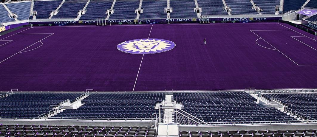 Orlando City inova e pinta gramado de roxo para jogos oficiais 