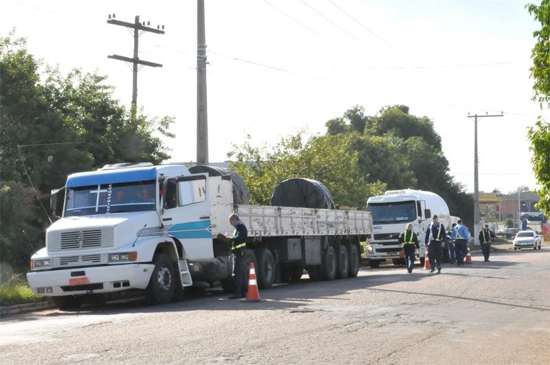 PRF restringe hor&aacute;rios de caminh&otilde;es nas rodovias durante feriado