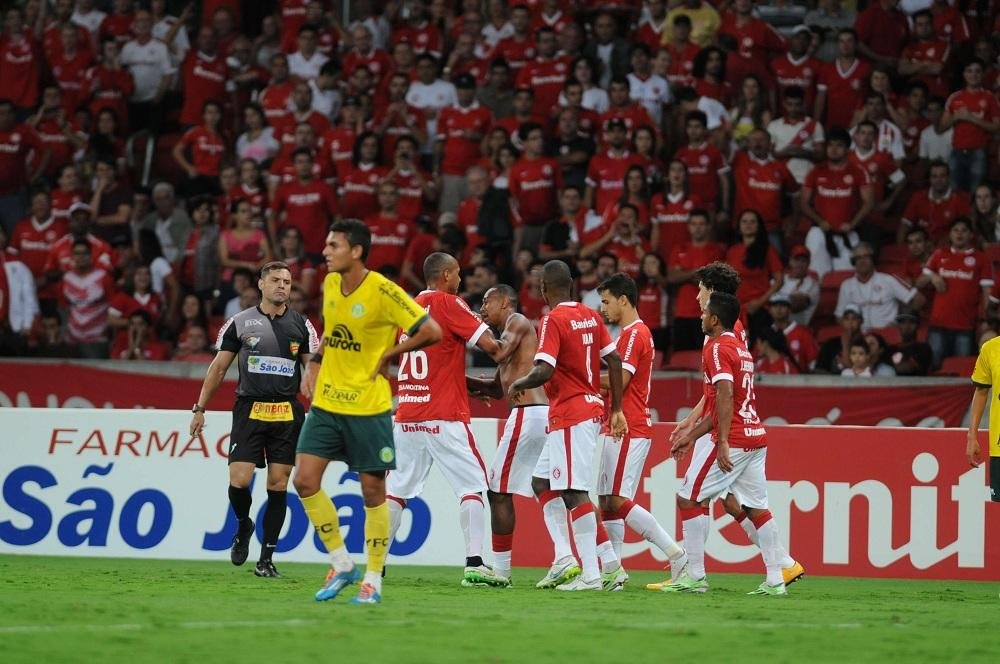 Jogador foi expulso e atirou camisa do time no gramado