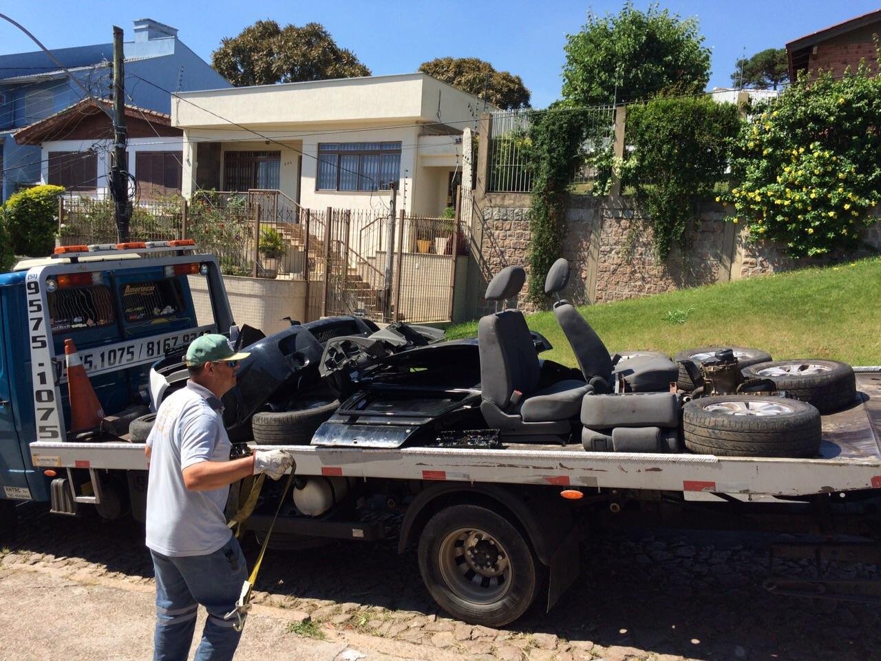 Flagrante ocorreu durante uma a&ccedil;&atilde;o em dois estabelecimentos na rua Caldre Fi&atilde;o