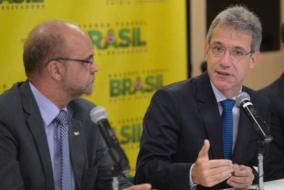 Os ministros da Educa&ccedil;&atilde;o, Luiz Cl&aacute;udio Costa, e da Sa&uacute;de, Arthur Chioro, apresentam edital para munic&iacute;pios interessados em receber curso de medicina