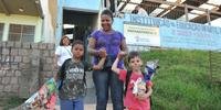 Voluntários animam escola em Porto Alegre 