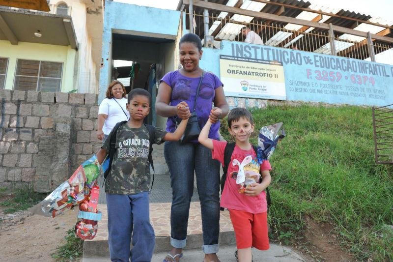 Volunt&aacute;rios animam escola em Porto Alegre 