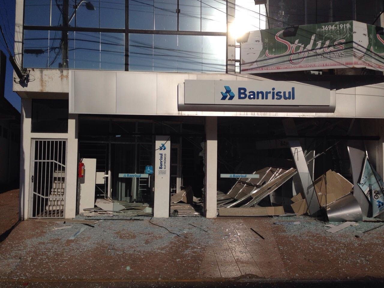 Em Minas do Le&atilde;o, ag&ecirc;ncia do Banrisul foi destru&iacute;da por explos&otilde;es