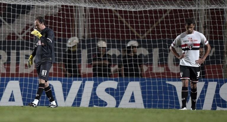 Denilson pede mais atitude do S&atilde;o Paulo para encerrar fase chata