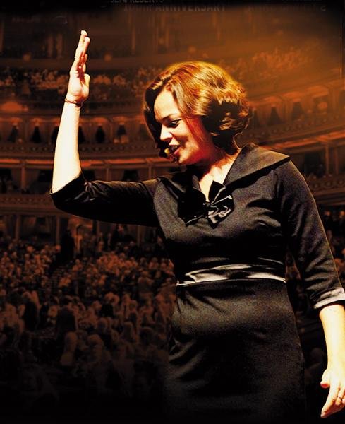 Anne Carrere d&aacute; vida &agrave; homenageada Piaf