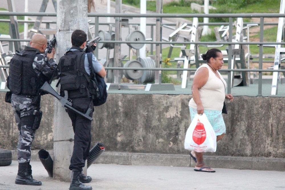 Pol&iacute;cia usa bombas de g&aacute;s em manifesta&ccedil;&atilde;o pela morte de menino no Complexo do Alem&atilde;o