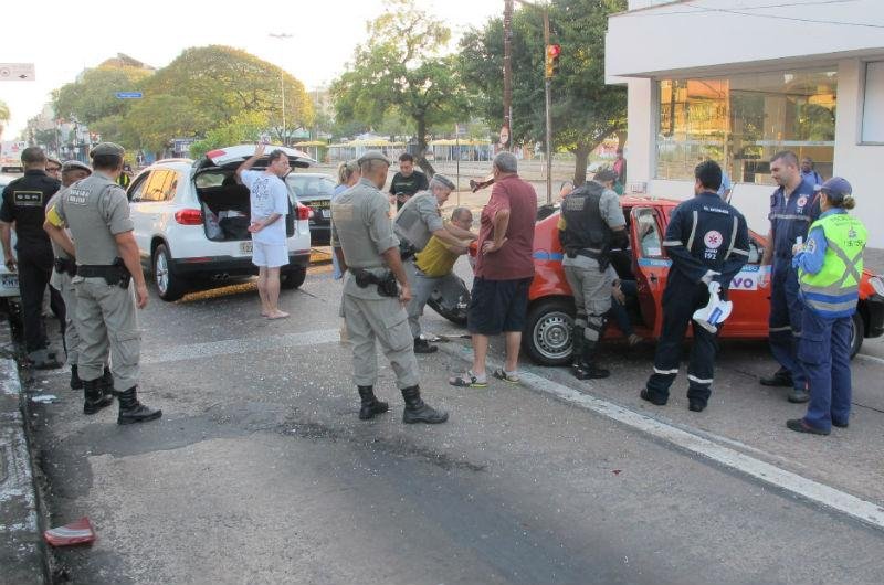 Motorista e passageiro do t&aacute;xi se feriram
