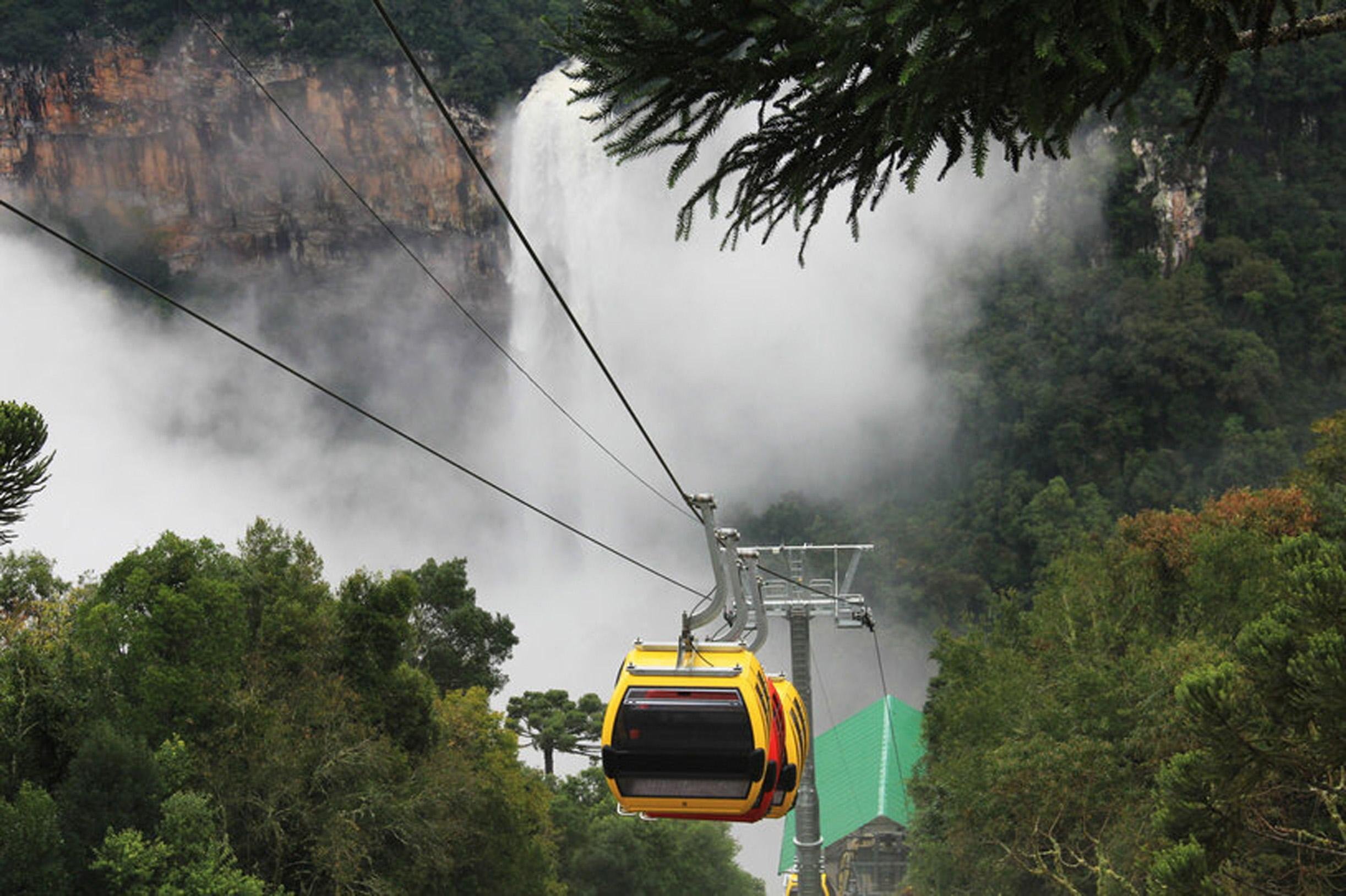 Bondinhos da Cascata do Caracol acessam cen&aacute;rio de rara beleza em Canela