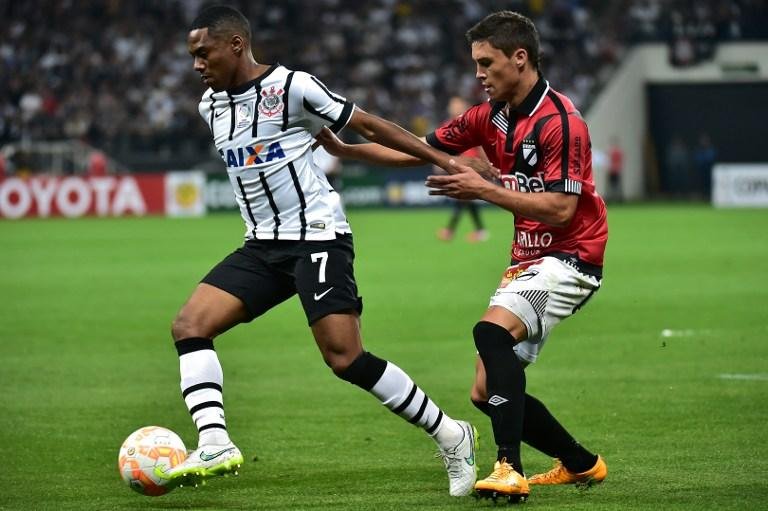 Presidente do Danubio admite que zagueiro chamou Elias de macaco