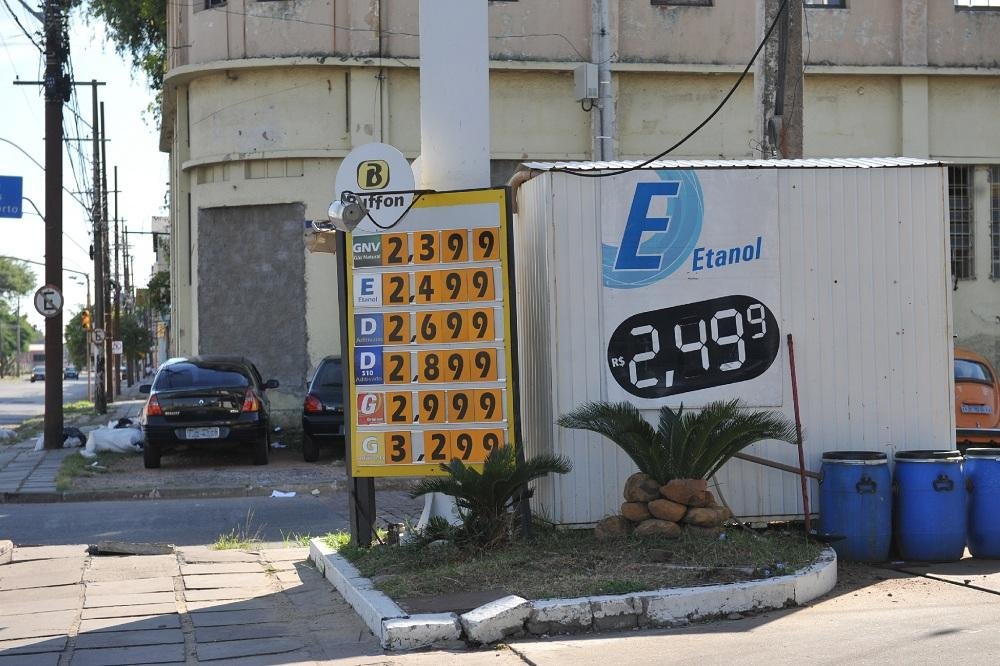Pre&ccedil;o do litro da gasolina comum nos postos de combust&iacute;veis de Porto Alegre apresentou redu&ccedil;&atilde;o nos &uacute;ltimos dias