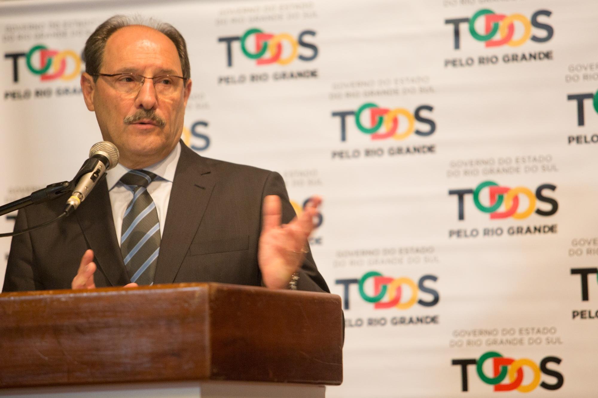 Consultorias custam R$ 4,7 milh&otilde;es a governador Sartori