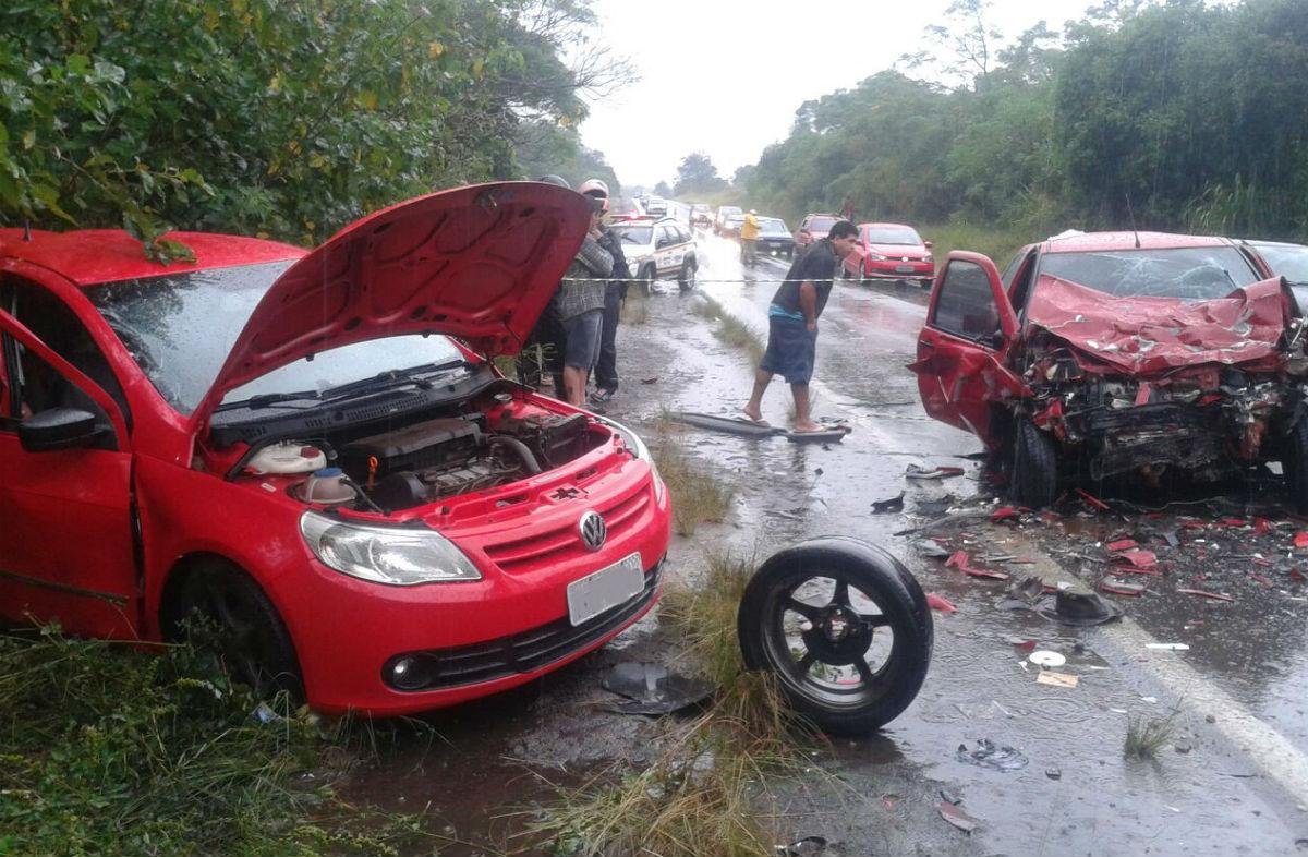 Colis&atilde;o entre dois carros em Montenegro mata ao menos cinco pessoas