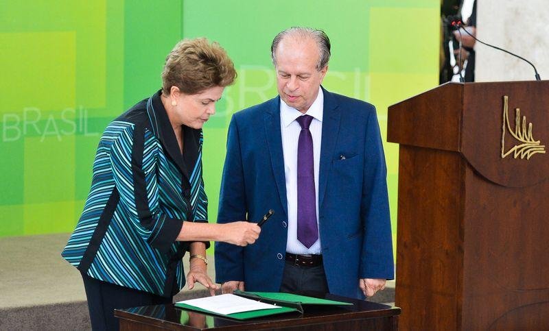 Novo ministro da Educa&ccedil;&atilde;o, Renato Janine Ribeiro e a presidente Dilma na cerim&ocirc;nia de posse 