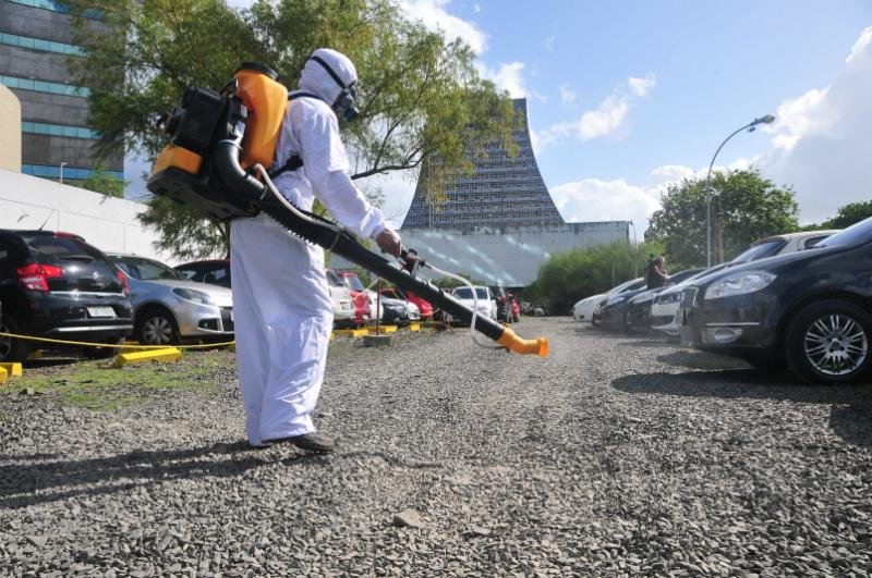 Aplica&ccedil;&atilde;o do veneno ocorreu depois da confirma&ccedil;&atilde;o de dois casos de dengue em moradores da Capital