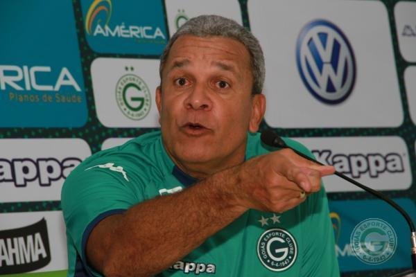 Um dia ap&oacute;s o rebaixamento do Caxias, H&eacute;lio dos Anjos foi apresentado no Goi&aacute;s