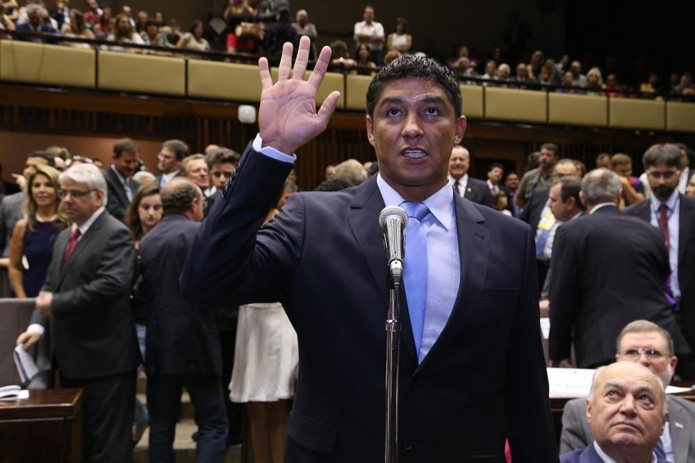 Jardel demitiu 17 dos 21 servidores com cargos em comiss&atilde;o (CCs) e requisitou licen&ccedil;a sa&uacute;de