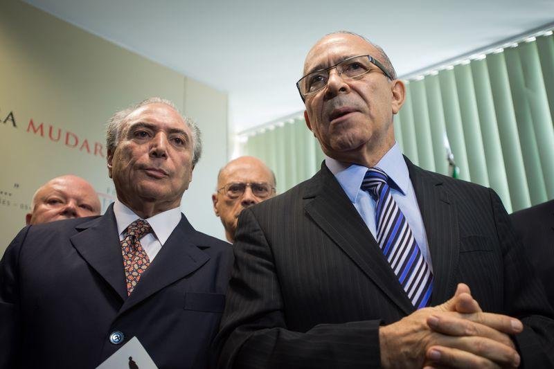 Dilma sonda Padilha para Secretaria de Rela&ccedil;&otilde;es Institucionais