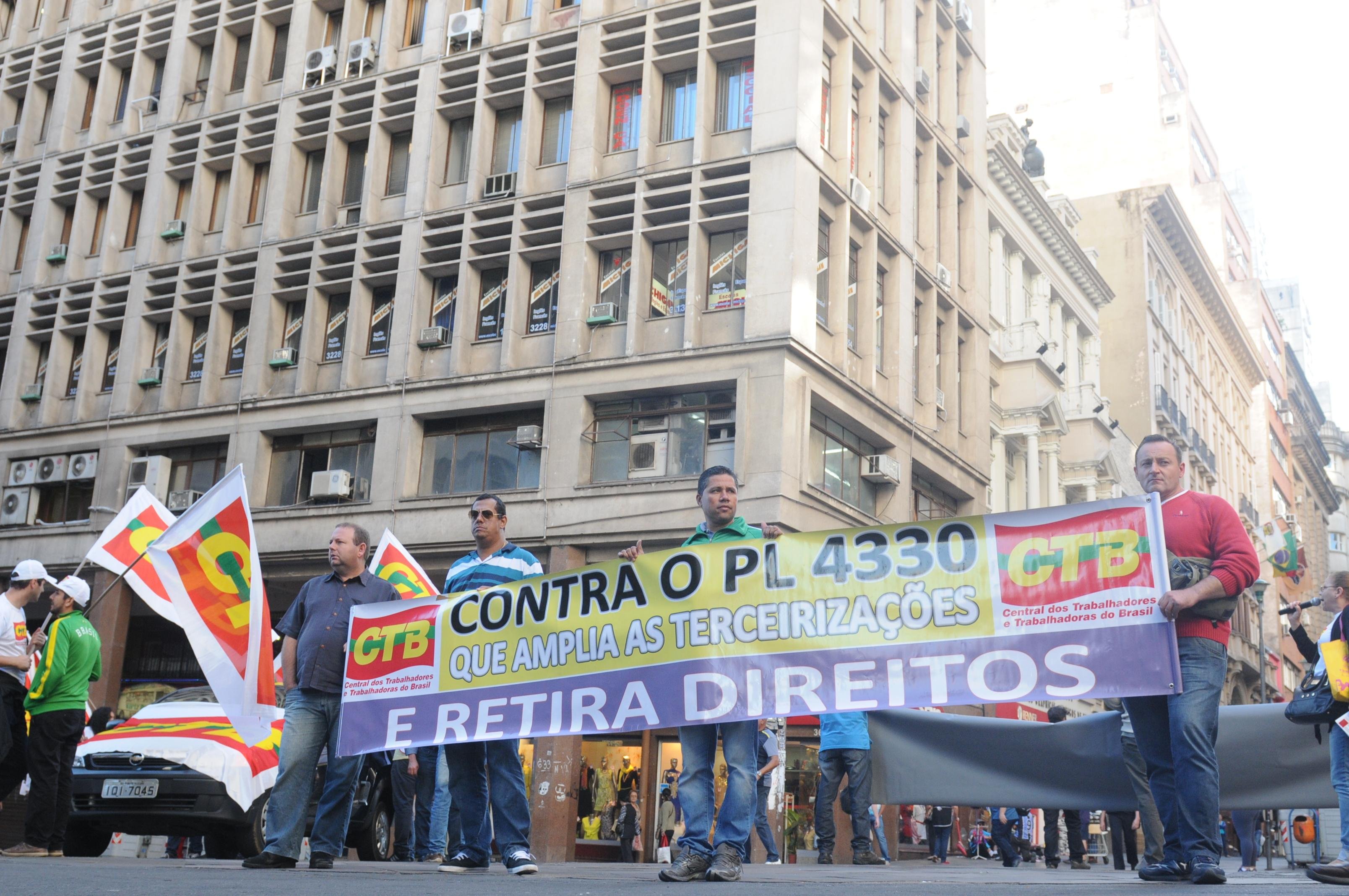 Grupo protestou na Esquina Democr&aacute;tica, em Porto Alegre
