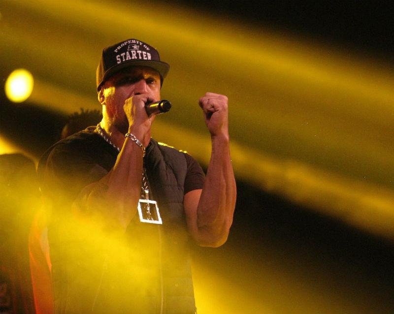 Vocalista da banda Racionais MCs, Mano Brown, levou um mata-le&atilde;o de um policial e foi derrubado no ch&atilde;o