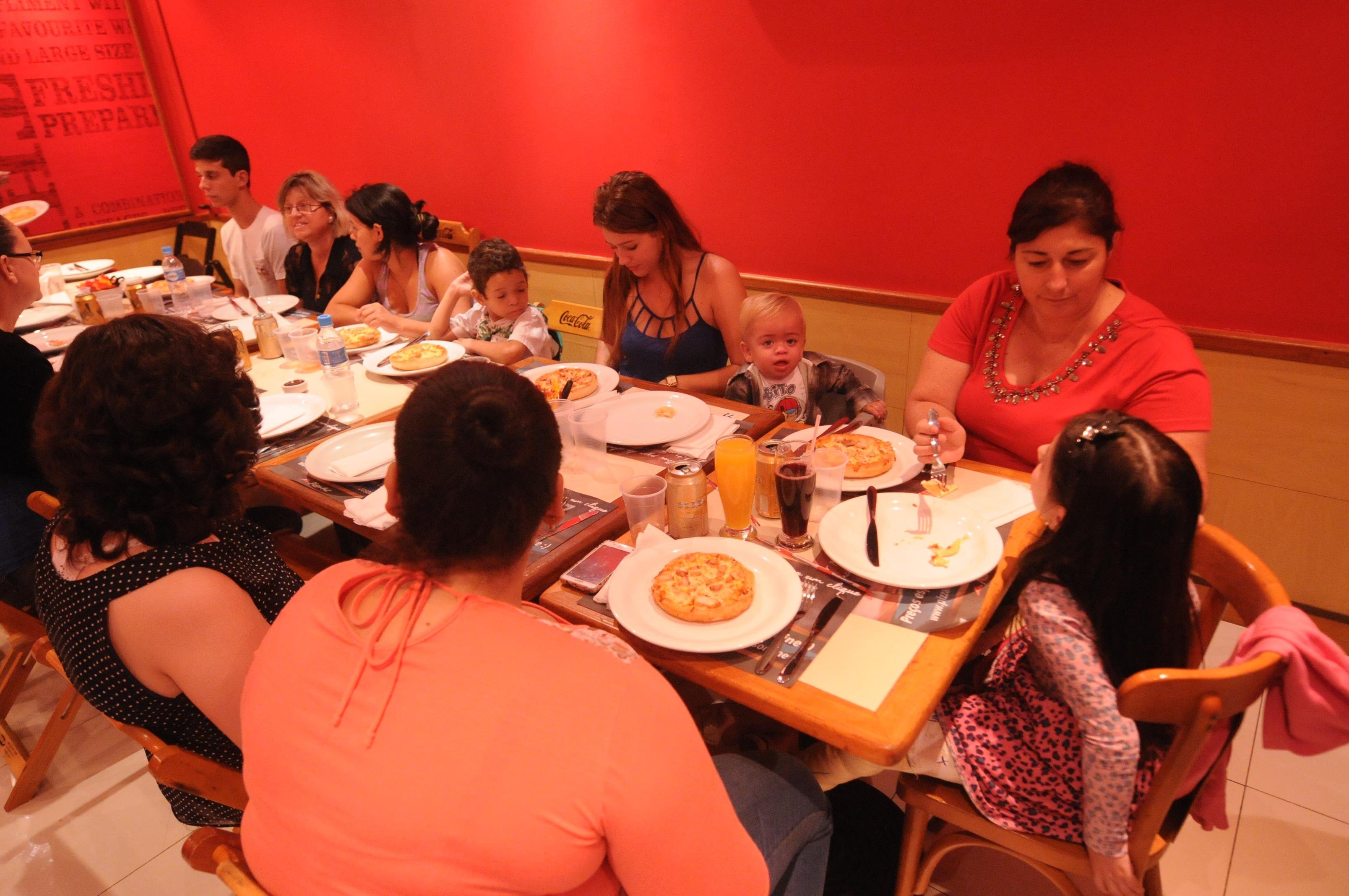 Crian&ccedil;as com c&acirc;ncer ganham almo&ccedil;o especial em pizzaria de Porto Alegre