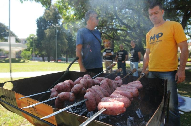 Funcion&aacute;rios organizaram um salchip&atilde;o na pra&ccedil;a Espanha, em frente aos pr&eacute;dios do Tribunal de Justi&ccedil;a do Rio Grande do Su
