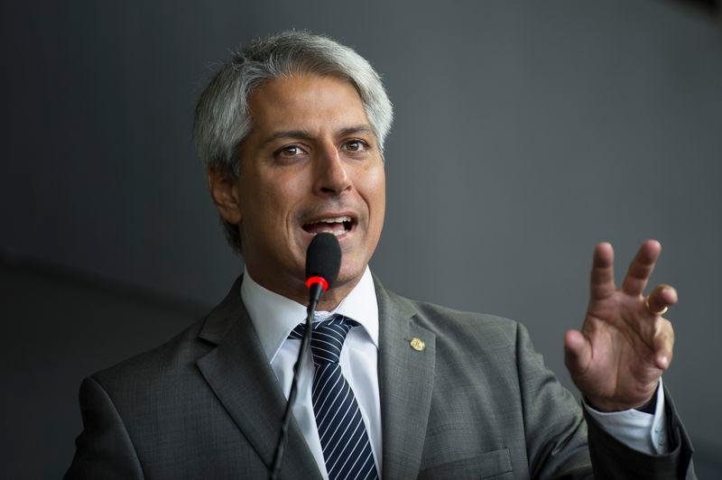 Deputado Alessandro Molon (PT-RJ) acusa presidente Eduardo Cunha de descumprir a regra constitucional