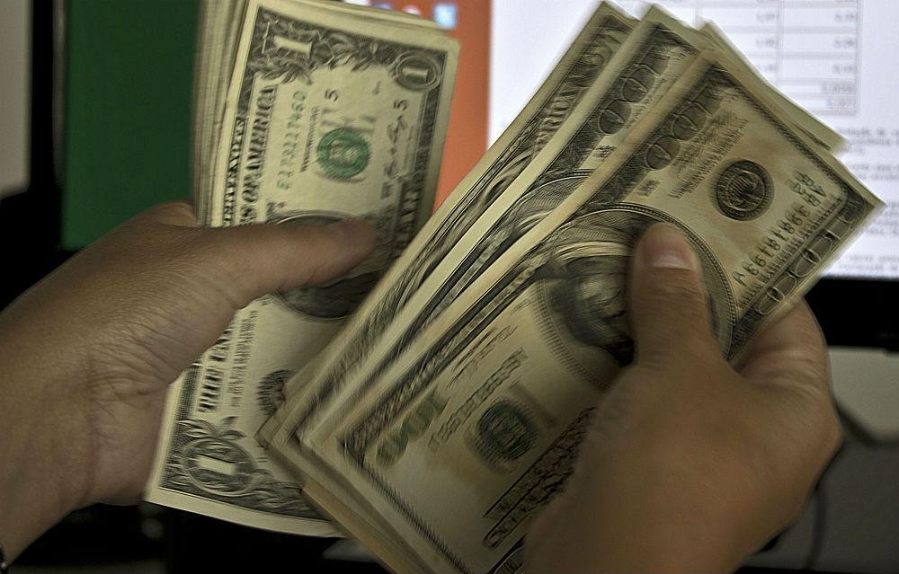 Al&eacute;m de fatores pol&iacute;ticos no Brasil, o d&oacute;lar diminuiu influenciado pelo cen&aacute;rio internacional
