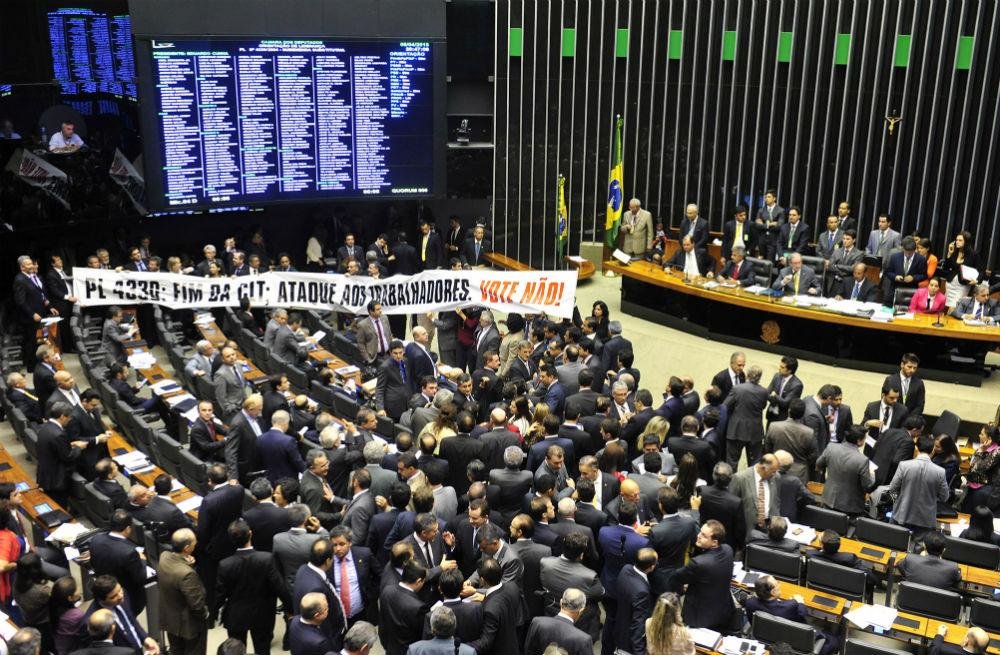 Texto foi aprovado com 324 votos favor&aacute;veis 